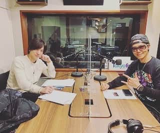 SHINPEIのインスタグラム：「https://www.tfm.co.jp/wish/﻿ ﻿ TOKYO FM 太田胃散 presents ﻿ DAIGOのOHAYO-WISH!! ﻿ 12/13 日曜日 9:30 - 9:55 ﻿ ﻿ に出演させていただきました！﻿ ﻿ 番組のテーマ＜健やかな暮らし＞に合わせて、今回は大掃除についてじっくりと語りました。﻿ ﻿ 掃除の基本は﻿ 「上から下(天井→床)」﻿ 「外から内(ベランダ→窓→網戸や換気口→エアコン→ブラインドやカーテン)」﻿ の順番で取り組むと、ホコリや汚れがスムーズに取り除けるのでご参考に★﻿ ﻿ そして、家や部屋を単なる居住スペースと考えずに﻿ 心地良い時間を過ごしているパートナーと考えて、感謝の気持ちを込めて綺麗にする。﻿ 自分の髪の毛や肌を気づかうのと同じように、床や水回りをケアしてあげるのはどうでしょう？﻿ きっと家も喜んでくれるはずです^_^﻿ ﻿ 不用品整理の基本は﻿ 「今それを使っているか？」﻿ いつか使うかもしれない→アウト﻿ 2年使っていない→アウト﻿ 1年前に使った→ギリギリセーフ！﻿ 1年以内に使ってる、いつも使ってる→○﻿ ﻿ アウトに該当する品は、たとえ壊れてなくても新品だとしても高価なものでも、残念ながら貴方にとっては「不要」なモノと考えましょう。﻿ ﻿ それらのモノは、「捨てる」だけの選択肢ではありません。﻿ ネットフリマや買取店舗に売る、知り合いに譲る、自治体のリサイクル回収へ提供する﻿ など、「自分の手元から旅立たせる」事をお薦めします。﻿ ﻿ そしてこれからは、「もったいない」の定義を自分の中で変える事が大切です。﻿ ﻿ 捨てる行為がもったいないのではなく﻿ 使わないのに所有している事がもったいない！﻿ ﻿ 安く色々なモノが手に入るようになった現代だからこそ、この考えを持って生活をしていく。﻿ この習慣が身につけば、段々と貴方の持ち物は全てがいつも良く使うお気に入りのモノ達で満たされ、不要なモノは集まらなくなります。﻿ ﻿ さぁ、年末年始に向けて大掃除を始めよう！﻿ ﻿ #tokyofm﻿ #ohayowish﻿」