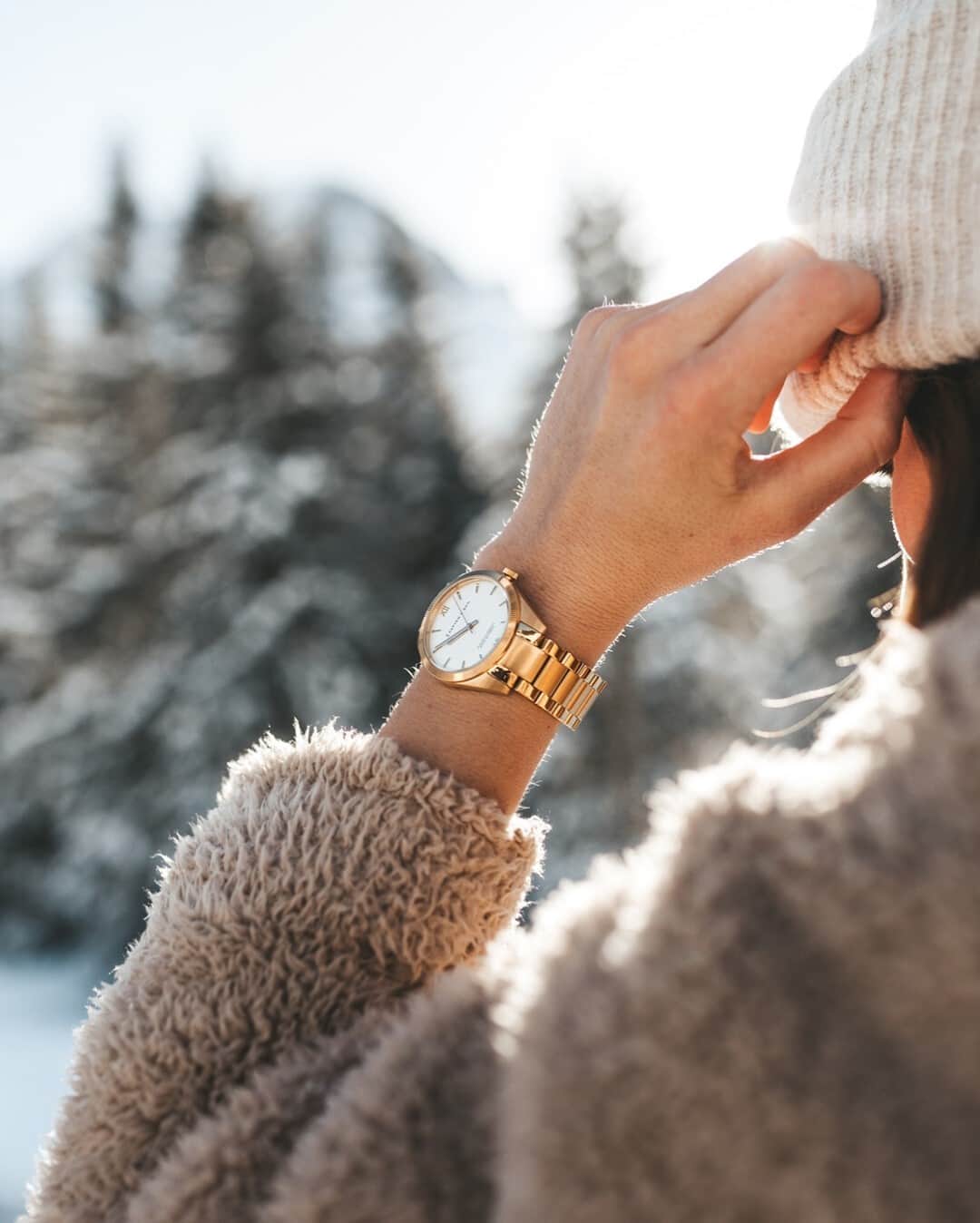 Kapten & Sonさんのインスタグラム写真 - (Kapten & SonInstagram)「Happy Monday, Kaptens! 💛 Golden up your holiday look with our beautiful Crush styles! ✨ @nat_al_ie #bekapten #kaptenandson⁠ .⁠ .⁠ .⁠ #watch #style #crush #gold #holidays #xmas #special #austria #ootd #sparkle #jewelry #snow #winter #inspiration」12月14日 15時30分 - kaptenandson