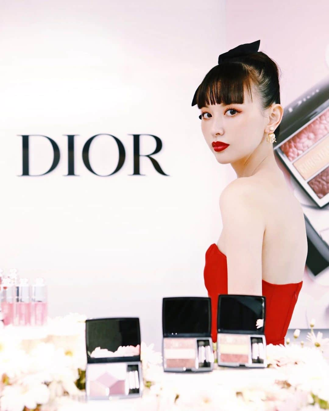 鈴木えみさんのインスタグラム写真 - (鈴木えみInstagram)「PURE GLOW Spring 2021 Collection @diormakeup バームタイプのスティックグロウが初登場！ツヤと血色がいっしょに作れておすすめです。2021年元旦よりブティックにて発売💫 #トリオブリックパレット #ディオールスティックグロウ」12月14日 15時31分 - emisuzuki_official