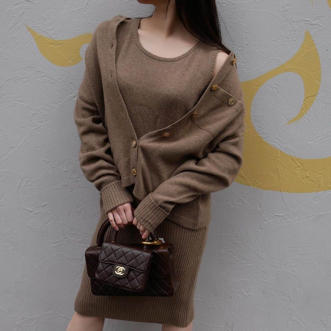 Vintage Brand Boutique AMOREさんのインスタグラム写真 - (Vintage Brand Boutique AMOREInstagram)「Vintage Chanel 2-Piece-Set Sleeveless Dress & Cardigan in Cashmere. Size 42  💡Item not available online, DM us to Order  📦Free Shipping Worldwide 📩DM for more info and pricing  ➡️info@amorevintagetokyo.com   #VintageChanel #chanelvintage #chanelclothes #ChanelCollection #vintageclothing」12月14日 15時43分 - amore_tokyo