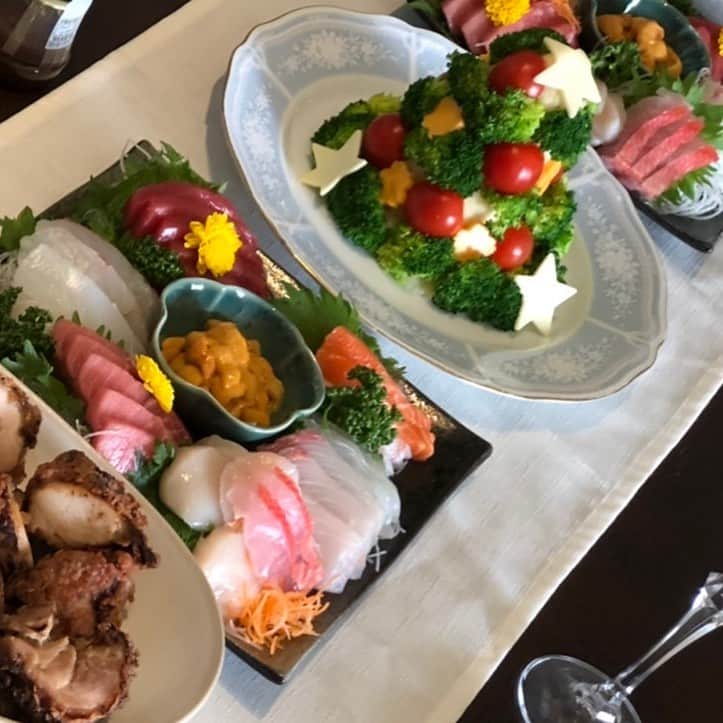 清水春名のインスタグラム：「ウォーキングスタイリスト清水春名です。  早めのクリスマスパーティー🎄。 お昼に少人数で行いました。 クリスマスツリーのポテトサラダ🎄 お造りや唐揚げ、チーズ、生ハムなどなど。 楽しく過ごせました❣️  年末年始はゆっくり過ごす予定です。 来年は、明るい年になるといいな✨  #ウォーキングスタイリスト #ウォーキングスタイリスト清水春名 #モデル講師 #ウォーキングインストラクター#クリスマス #クリスマスツリー #クリスマスメニュー」