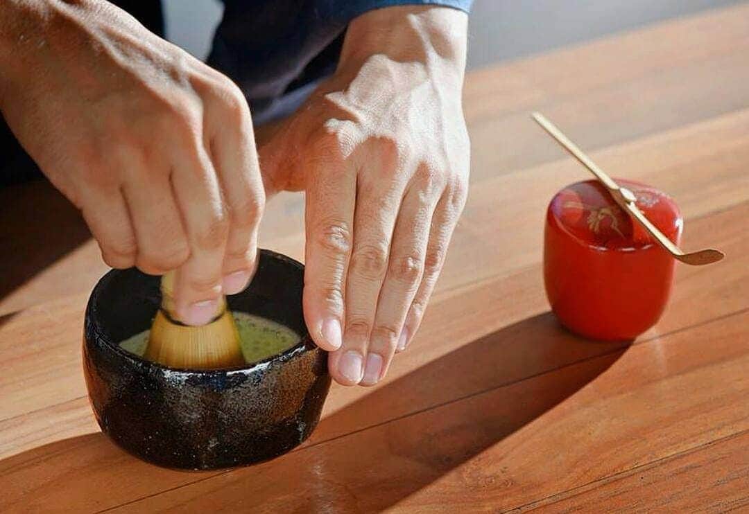 のインスタグラム：「The mindful,respectful, calm and openminded preparation is what makes matcha from a healthy drink to medicine for body and mind.  #toirowagashi」