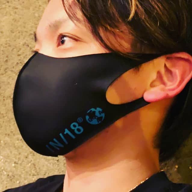 東浜巨のインスタグラム：「突然ですが、プレゼント企画です！  企画の詳細は、12/20時点で僕をフォローしてくださっている皆様が、グランダンエースを新たにフォローして頂き、フォローしてくださった皆様の中から抽選で3名様に僕が付けているこのマスクがプレゼントされます！  抽選は僕の方で行わせて頂き、当選結果は12/25グランダンエースより InstagramDMが届きます！  ★条件 フォロワーの皆様が、グランダンエースを新たにフォロー  こちらのマスク現在非売品とのことですので、この機会にぜひフォローしてみてください！ 着け心地最高です！  #groundnace #ground_n_ace #グランダンエース @ground_n_ace」