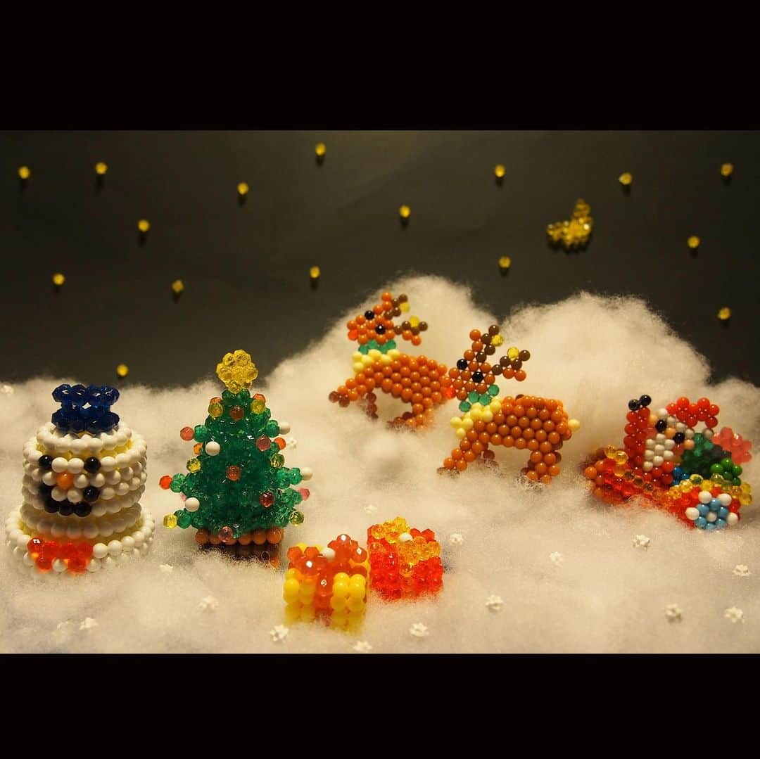 アクアビーズ公式さんのインスタグラム写真 - (アクアビーズ公式Instagram)「アクアビーズでクリスマスシーンを作ってみました⛄ 雪に見立てた綿を敷き詰めて、アクアビーズのクリスマス作品を並べました✨背景の星空と月もアクアビーズで表現しているんですよ🌙 . こちらの立体トナカイとサンタさんは公式ウェブサイトよりイラストシートをダウンロードして作ることができます🦌🎅 . #アクアビーズ #aquabeads #ビーズ #beads #アクアビーズアレンジ #クリスマス飾り #クリスマス工作 #クリスマス #christmas #merrychristmas #happyholidays #メリークリスマス」12月14日 15時46分 - epoch1958_jp