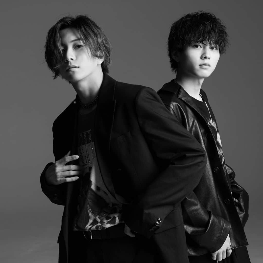 Zero PLANET（ゼロプラネット）のインスタグラム：「. . 皆さん、12/28のチケット🎫の準備は出来ましたでしょうか？ . . 1/10にもFC会員限定イベントもありますし、皆様に会える機会をたくさん作っていこうと思ってます！ . . 未公開写真をたくさんUPしていきますので、沢山のいいね👍とフォローよろしくお願いします！☺️✨ . . ストーリーでのタグ付けもお待ちしております〜😊✨ . . 白黒のペア写真、みなさんどれがお気に入りですか？😋 ゼロプラのこんなの見てみたい！とかありましたらたくさんコメントして下さいね🙆‍♂️ . .  詳しくはストーリー、公式HPまで！✨😊 . . . #ゼロプラネット#zeroplanet #ゼロプラ #新体制 #ダンスボーカルユニット #髙橋祐理 #加藤勇也 #小宮璃央 #網代聖人 #豊田賢太 #中原弘貴 #永島龍之介 #森重秀太」