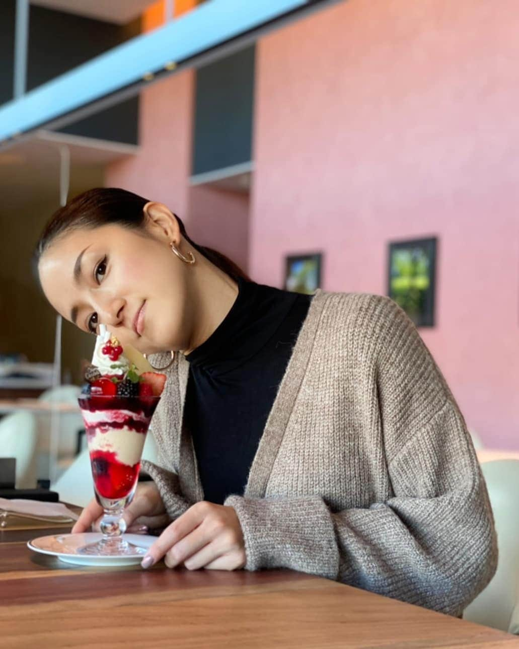 滝沢杏弥のインスタグラム：「もうすぐクリスマスだから苺パフェだって食べちゃう🍨🍓🌈」