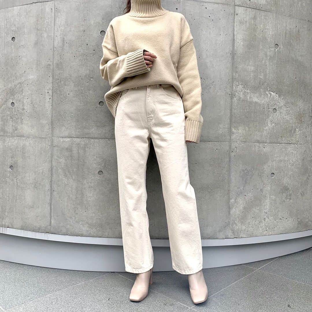 Moname Official Instagramのインスタグラム：「. エクリュのストレートシルエット。 ブルーデニムとはまた違うので １本持っているととても着まわせます！ 後ろ姿も美尻にみせてくれます✨ . Straight No.41101015 Color. OWH ¥14,000 +tax . #moname #モナーム#デニムコーデ #denim #fashion #ootd #デニム #デニム女子 #パンツ #カジュアルコーデ #シンプルコーデ #着回しコーデ #今日のコーデ#パンツスタイル#着画 #ラフコーデ #ホワイトデニム#ワイドパンツ #高見えコーデ #着回し #160cm #パリジェンヌ #パリジャン #大人女子#ストレートデニム #エクリュ#パイソン柄 #サンダルコーデ #冬コーデ #美尻」