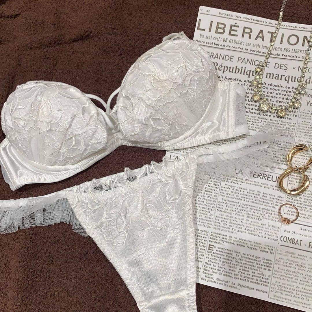 Ravijour札幌4丁目プラザ店のインスタグラム：「. セール対象商品❤️ 現在20%OFFになってます✨ . 詳細ブログ更新してます！ TOPのURLから飛んでください✈️ . #ravijour  #ravijourstaff  #ravijour_official  #ravijoursapporo  #ラヴィジュール」