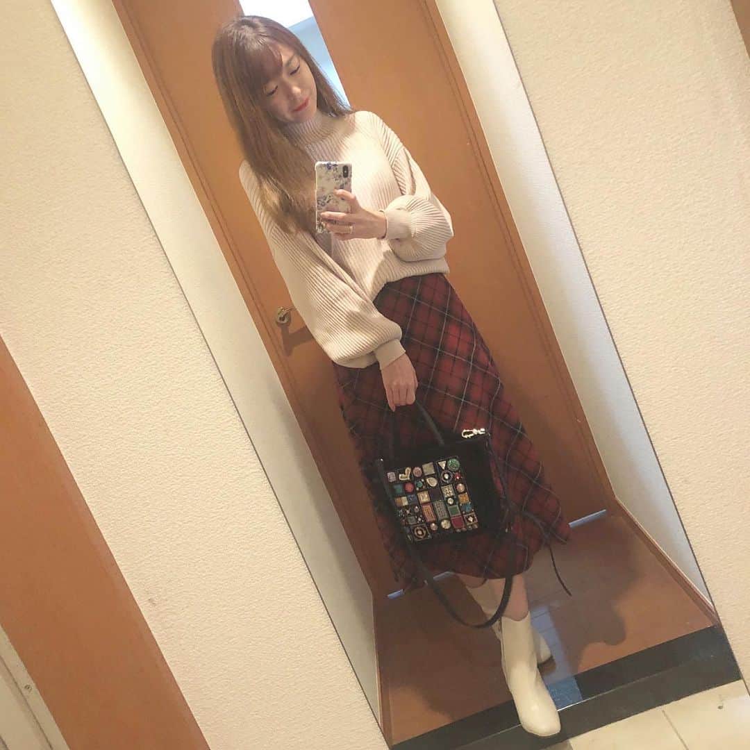 菊池かなこのインスタグラム：「. @grl_official のニット🧶 色違いで2着目✨ オフベージュの色にしました☺︎ . @vivian_collection_official 内側がファーになってて 今日みたいな極寒の日はありがたい😍 ULTLA SALE MAX80％オフで開催中☺︎ . . ୨୧┈┈┈┈┈┈┈┈┈┈┈┈┈┈┈┈┈୨୧ #viviancollection#vivianコーデ#vivian公式アンバサダー#ショートブーツ#白ブーツ#冬コーデ#冬ファッション#30代コーデ#大人カジュアル#白ニット#ニットコーデ#grl#グレイル」