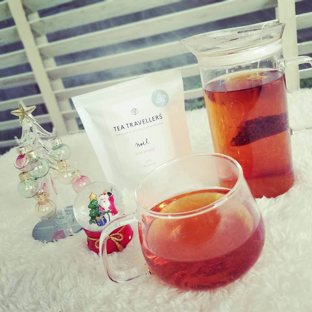 のインスタグラム：「【DCTgSMからのお知らせ】 紅茶ショップUf-fuからクリスマスブレンドノエルのご紹介。期間限定のクリスマスブレンドを飲みながら、ゆっくりと。 とてもすてきな時間の使い方ですよね！ こちらのノエルと定番のアールグレイがセットになったクリスマスギフトも発売中です！ ぜひチェックしてみてくださいね◎ お買い求めはDCTgSMへ！  #DCTgarden #Uf_fu #Noel #Christmas #🎄」