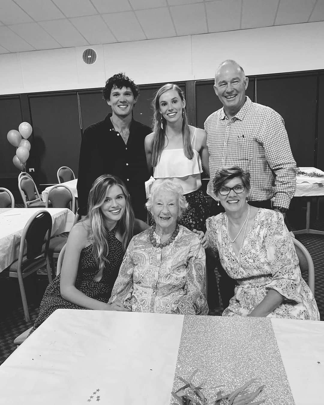 のインスタグラム：「Happy 90th Oma! ❤️🥳✨ so special celebrating this milestone with you」