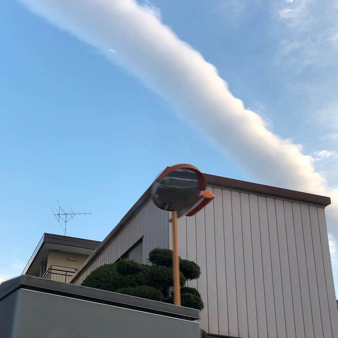 倉本康子さんのインスタグラム写真 - (倉本康子Instagram)「🌟 今朝の空 朝陽が昇ると このような太い飛行機雲のような雲が何本も空に走っていました。 不思議な雲だねーなんて話しつつ 撮ってたんでした。 なんていう雲なんでしょね？ →数名の方から教えていただきました！ ありがとうございました！ モーニンググローリー ロール雲、と言うらしいですね！ 朝方特有の雲、とのこと。 勉強になりました😊🙏 #この雲なんていうのかな  #世界最長コッペパン雲 #そんなんないけど #ファルコンが伸びきった #モーニンググローリー #ロール雲」12月14日 15時58分 - yasuko_kuramoto_yakko