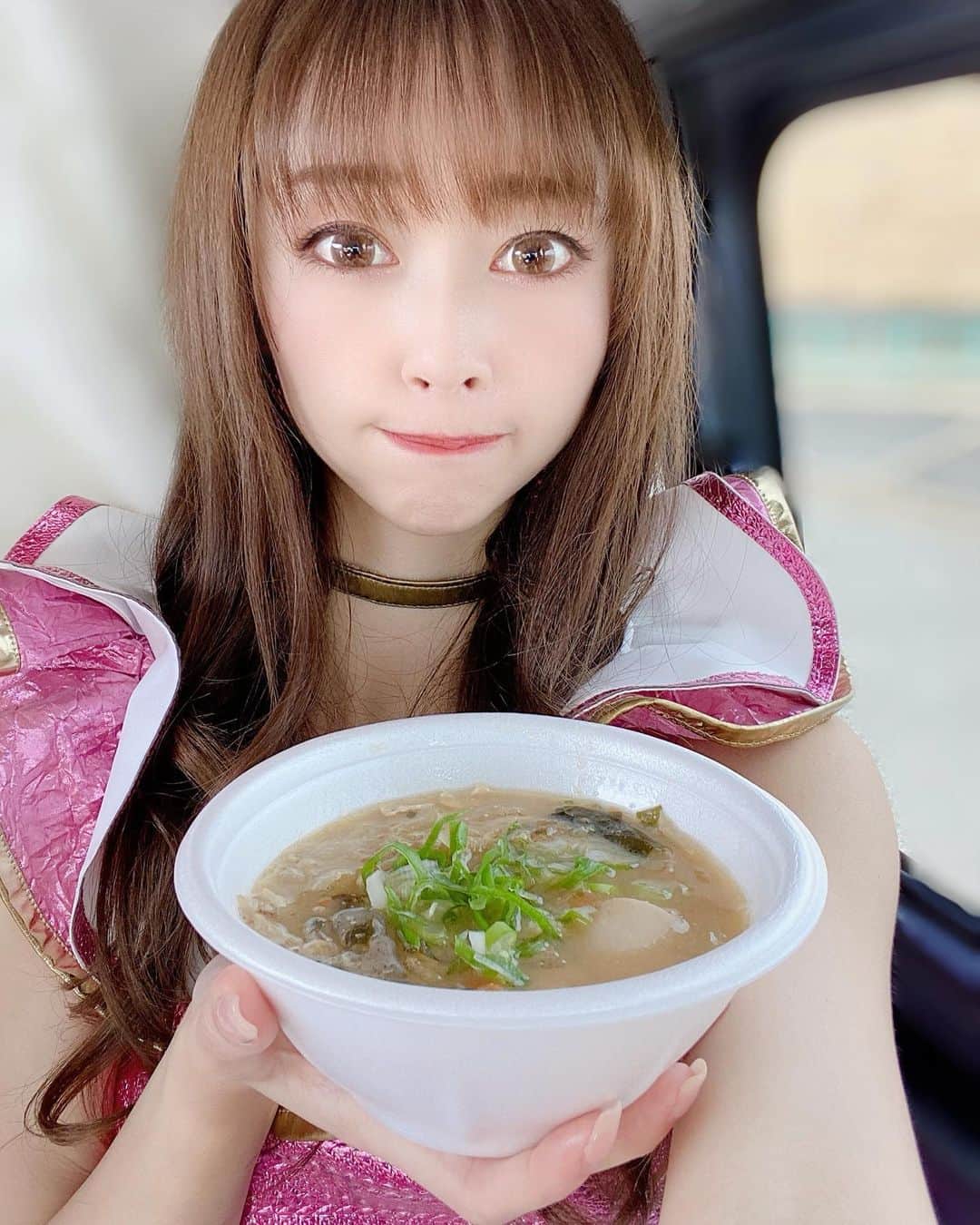 のインスタグラム：「. . . . オートポリスで食べた豚汁🐷💓 すいとんも入っていて美味しかったなぁ✨ . . . #ピンクカラー #ピンクコスチューム #コスチューム #ダンスコスチューム #チョーカー #dstation #dstationracing #豚汁 #オートポリス #屋台 #屋台グルメ #スーパー耐久 #お昼ごはん #すいとん #すいとん汁 #髪の毛ぱやぱや」
