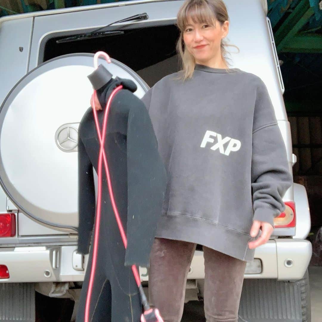 mitsuxmitsu24のインスタグラム：「Ootd🌊 * * 気づけば12月も半ば。 寒いわけだわw #flashpacker のスエットお気に入り * * #surfing #surf #surfer #surfergirl #surfinglife #サーファー #サーフィン女子 #サーフィン #サーファーガール #サーファー女子 #ママサーファー」