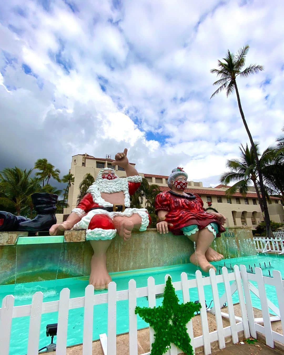 Moco Lima Hawaiiさんのインスタグラム写真 - (Moco Lima HawaiiInstagram)「Ho ho ho 🎅 Mocolimask Waves Black, Made by Moco   ダウンタウンのサンタさん達、今年はちゃんとマスクしてました♡ 皆さんもマスク忘れずに〜  Honolulu City Lights @ Honolulu City Hall.  12/9-12/27 まで  #masksanta#santaclaus#cute#mask#christmas#holidayseason#winter#2020#honolulu#hawaii#mocolima#mocolimahawaii#originalmask#blackmask#formen#unisex#light#ホノルルシティライツ#ダウンタウン#マスク#サンタクロース#マスク着用#可愛い#ハワイ好き#コロナに負けるな‼️」12月14日 16時10分 - mocolimahawaii