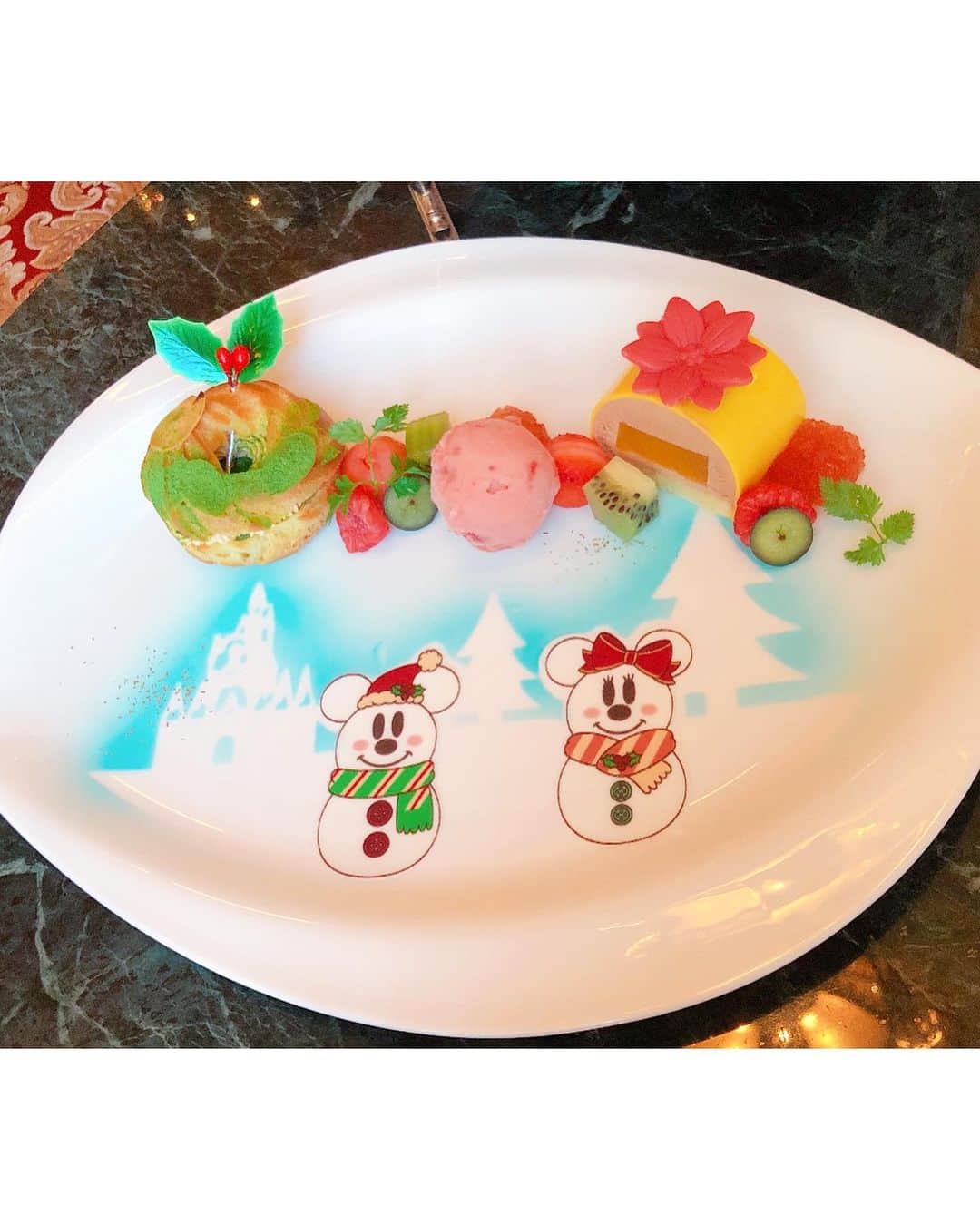 橘ゆりかさんのインスタグラム写真 - (橘ゆりかInstagram)「Tokyo Disneyland Hotelで﻿ アフタヌーンティーしてきました🫖☕️💌﻿ ﻿ クリスマスらしく華やかで﻿ 可愛いメニューだったなぁ🎄🌟﻿ ﻿ 見てるだけでうっとりしあわせ〜🥰﻿ ﻿ ﻿ ﻿ ﻿ #ドリーマーズラウンジ #アフタヌーンティー #東京ディズニーランドホテル #ランホ #橘ゆりか #クリスマスディズニー  #ティータイム #クリスマスアフタヌーンティー #tokyodisneylandhotel #dreamerslounge」12月14日 16時07分 - yuricalcal