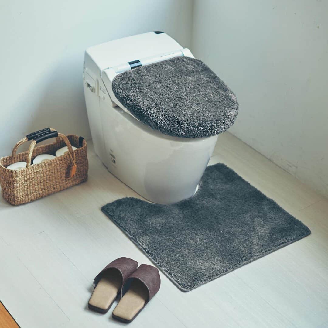 のインスタグラム：「清潔に保ちたいトイレにうれしい抗菌・防臭機能付き  トイレ特有のイヤな臭いもカバーできるトイレマットとフタカバーのセット  アンモニア臭をサッと多量に吸着して消臭する「ディスメル(R)」という高機能繊維使用  その効果はヤシガラ活性炭の４倍以上の吸着力  洗濯や天日干しすることで消臭機能は回復します  4色展開・サイズも豊富・ロングサイズもあり トイレの床を広々カバーします  マット裏面には滑りにくい加工をしているのでずれにい仕様です」
