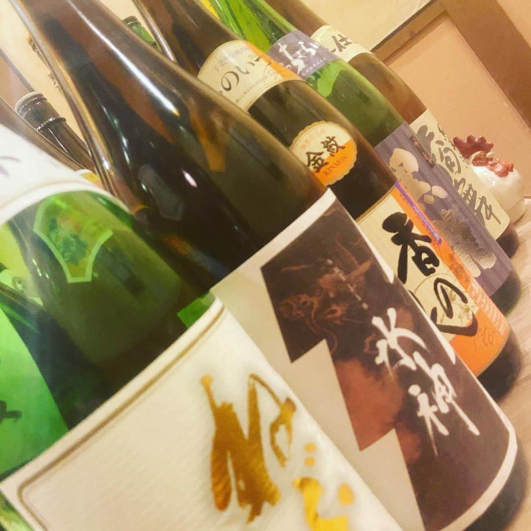 鶏魚 谷町のインスタグラム：「本日もお仕事お疲れ様です！ 谷町4丁目駅すぐ！ がぶ飲み酒場“鶏魚”です🐓  こちらはほんの一部ですが、 当店の可愛い日本酒たちです！ 飲み放題の日本酒なんて、何処も1〜2種類。ただ鶏魚は10種類以上常備！！ 一口ずつ制覇するも良し、 お気に入りをひたすら浴びるのも良し。イチオシの貝の浜焼きと共に。  「セルフ飲み放題」¥1,180  #鶏魚#谷4#谷町4丁目#谷町#貝#海鮮居酒屋#牡蠣#飲み放題#セルフ飲み放題#焼鳥#焼き鳥#日本酒女子 #日本酒#日本酒大好き」