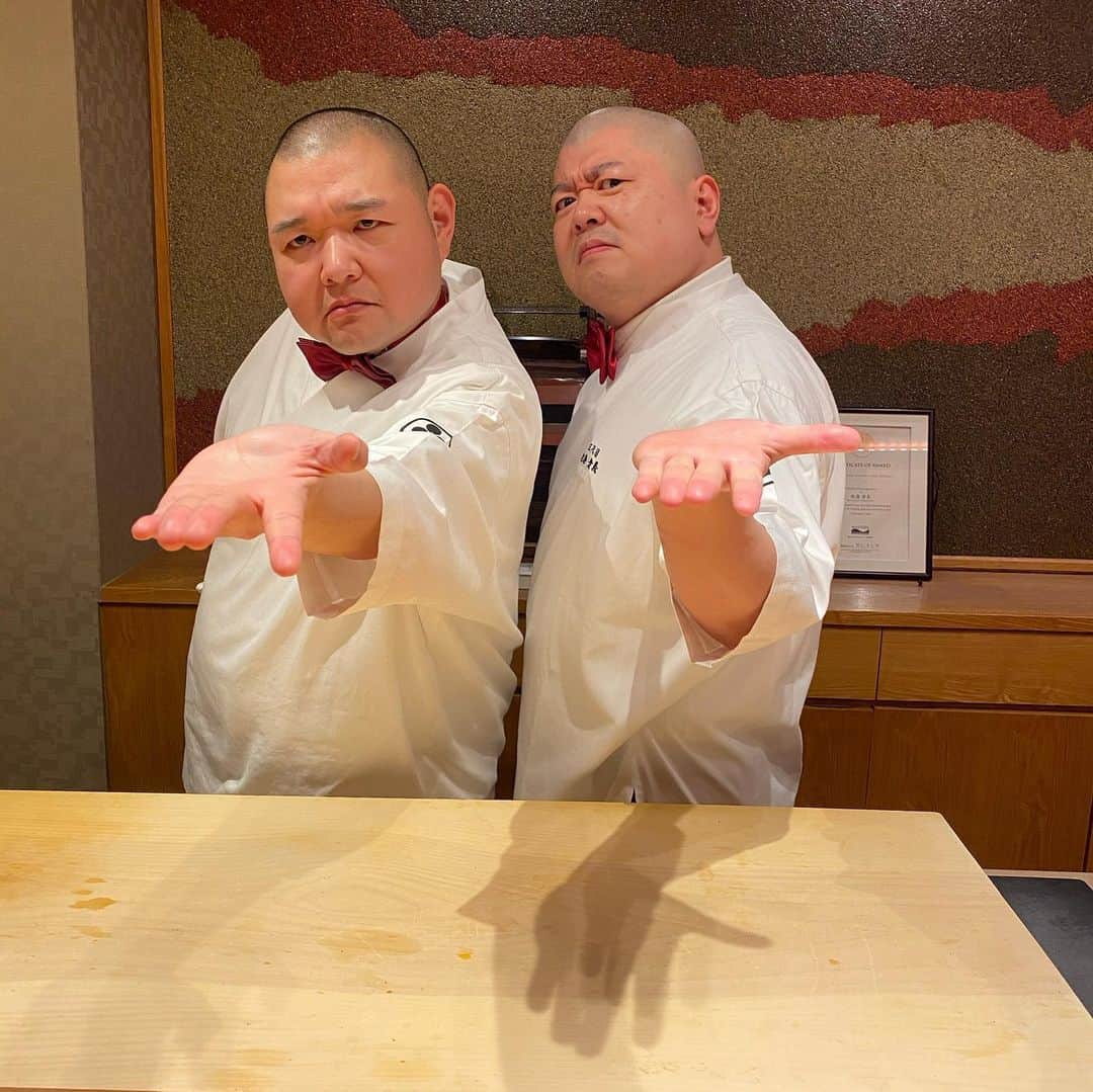 内山信二のインスタグラム：「照寿司🍣  他人とは思えない大将、、、😅  寿司のエンターテイメント🍣  素晴らしい寿司のショー🍣  そして味も絶品のうま山でした‼️  #照寿司 #北九州 #小倉 #唯一無二の寿司 #また行きたい #内山信二」