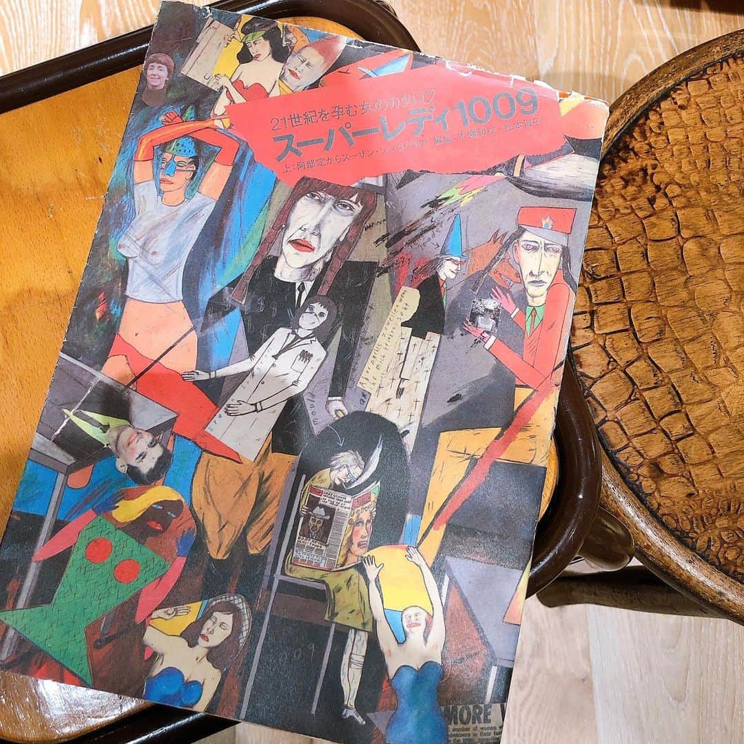 新山千春さんのインスタグラム写真 - (新山千春Instagram)「素敵な本に出会った。 📓📖📒📕📚  #RED #💅🏼 #新山千春」12月14日 16時35分 - chiharuuu_0114