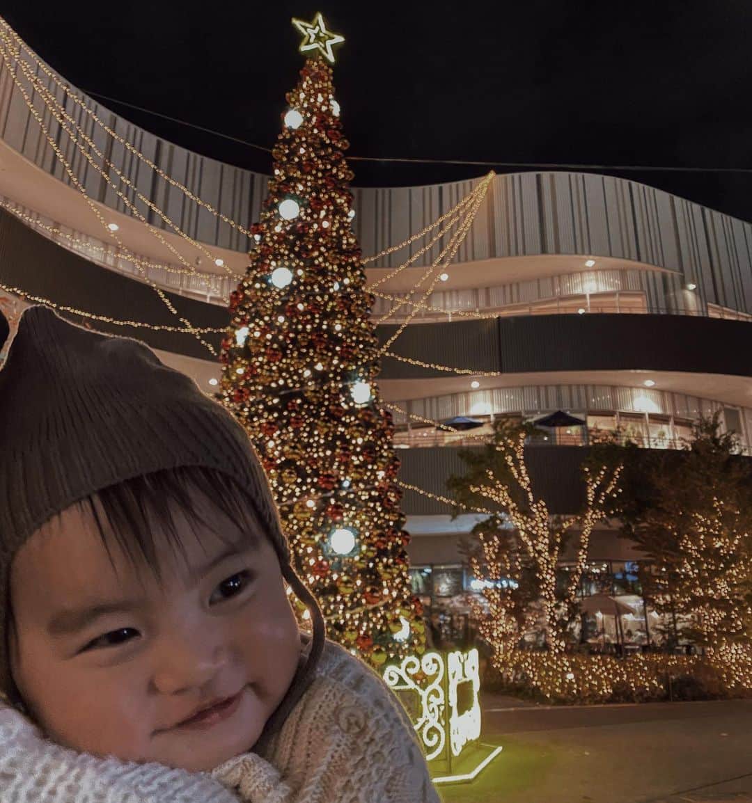 のインスタグラム：「クリスマスまであと10日だ🦌🎄 👦🏻生まれてから2回目のクリスマス𖠰❄︎ まだわけわかってない歳だけど、楽しいことたくさん味合わせてあげたいな..❤︎」