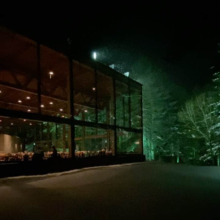 星野リゾート　トマムのインスタグラム：「雪が降り続く星野リゾート　トマム。ビュッフェレストランのニニヌプリは一面ガラス張り。深々と降る雪を眺めながら、夕食を楽しめます。12月は「海鮮フェア」を開催中！  #HoshinoResorts #星野リゾート #tomamu #hoshinoresortstomamu #星野リゾートトマム #トマム #risonaretomamu #リゾナーレトマム #risonare #リゾナーレ #北海道旅行 #星野集團 #Hokkaidotrip #海鮮 #seafoodbowl」
