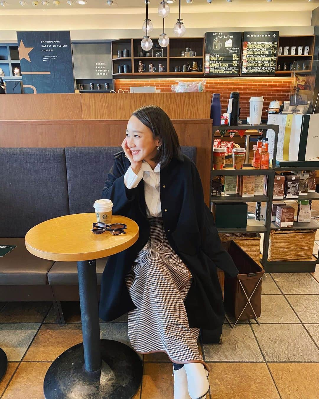 村上沙織さんのインスタグラム写真 - (村上沙織Instagram)「コートの季節到来！！ 今日は寒くてhotも飲みたくなる♡♡  rosyの今年のコートは暖かくて最高！  #rosymonster#mamalife#mamacoordinate#starbucks」12月14日 16時30分 - rosysaorimonster