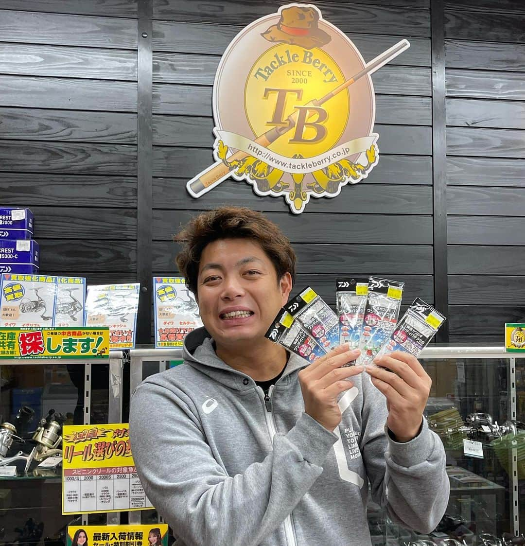 高木勇人さんのインスタグラム写真 - (高木勇人Instagram)「タックルベリーで買い物しました‼️ 店長さんと釣りの話で盛り上がりました⭐️楽しかったです‼️  #釣り好きの人には悪い人いないって歌懐かしい #タックルベリー」12月14日 16時32分 - hayatotakagi4749