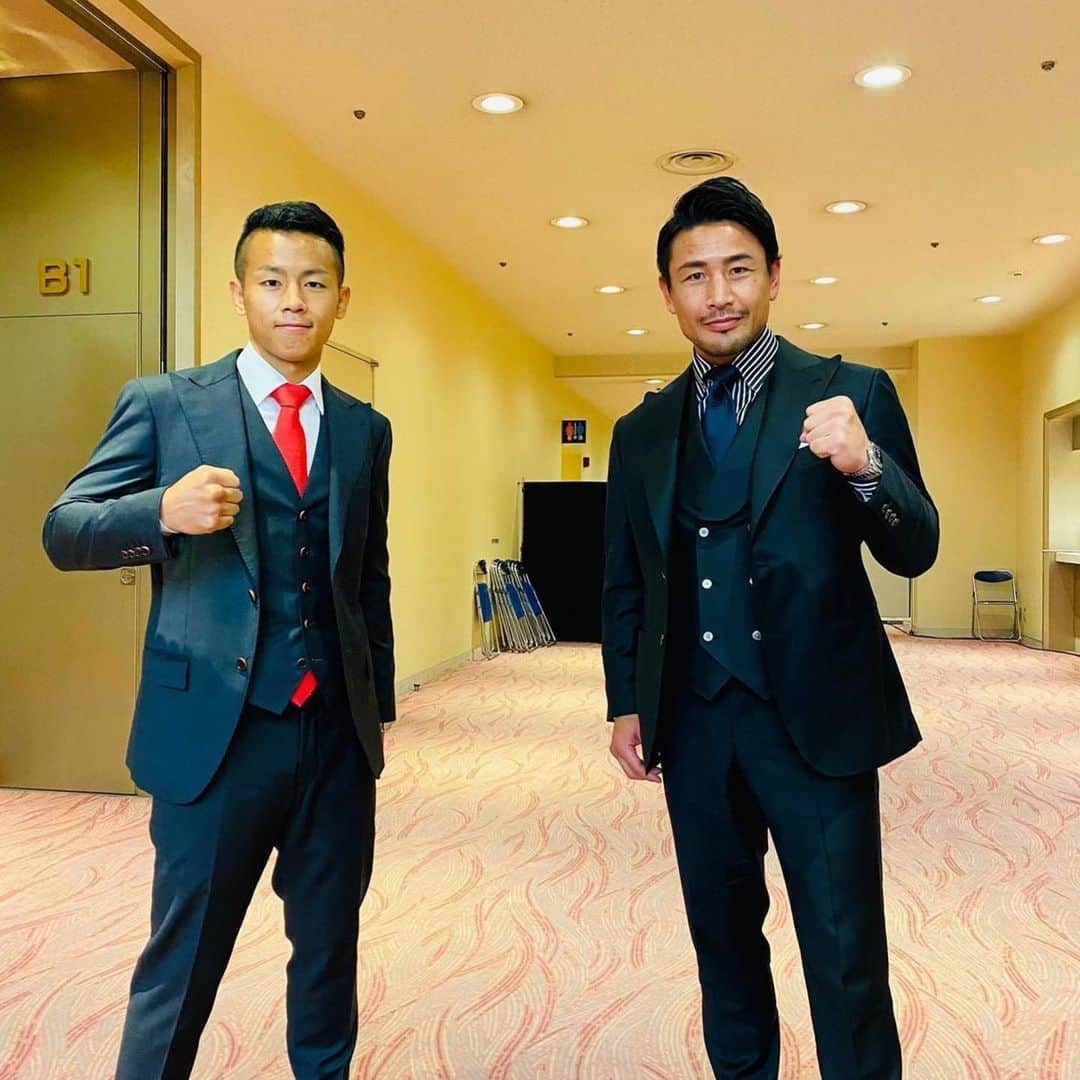 のインスタグラム：「魔裟斗さんから😭😭😭 贅沢すぎる、、ありがとうございます！ 魔裟斗さんのようなレジェンドになれるよう頑張ります。  #Repost @masato.official  ・・・ ボクシングに挑戦する武居由樹！K-1チャンピオンとしてボクシングでもチャンピオンになる事を楽しみにしてるよ。 #魔裟斗  @yoshikitakei712」