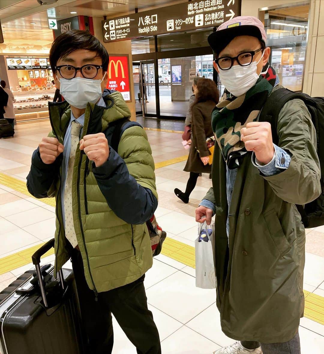 畠中悠のインスタグラム：「京都駅でライバルに出会いました！とてつもない戦闘力！お土産買ってから帰るという温かみ！強そうすぎ！ #おいでやすこが　さん #おいでやす小田　さん #こがけん　さん #祇園花月 #m1」