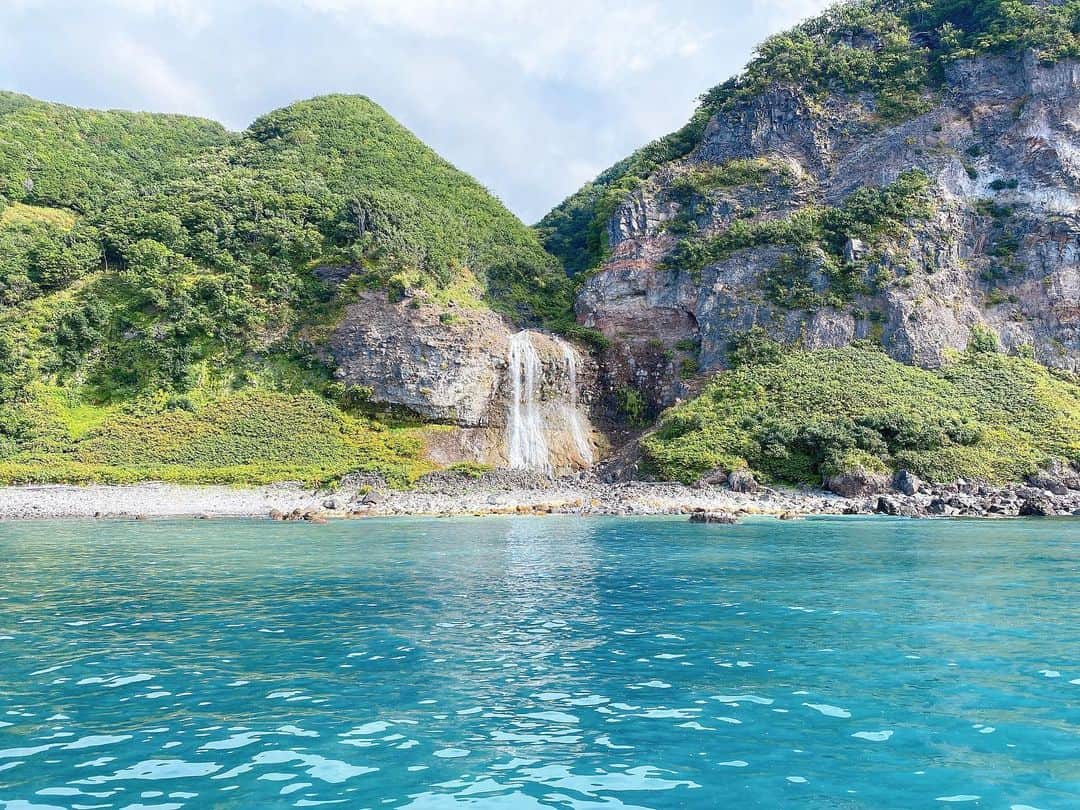 櫻美雪（旧さくらみゆき）のインスタグラム：「知床半島🛥と羅臼の景色  熊の親子いた🧸  知床と羅臼また行きたい 羅臼昆布美味しかった✨  #知床　#知床半島 #知床半島クルーズ　#羅臼 #滝 #熊　#自然　#北海道　#旅行　#ゴジラ岩 #shiretoko #rausu #waterfall #bear #hokkaido #nature #trip」