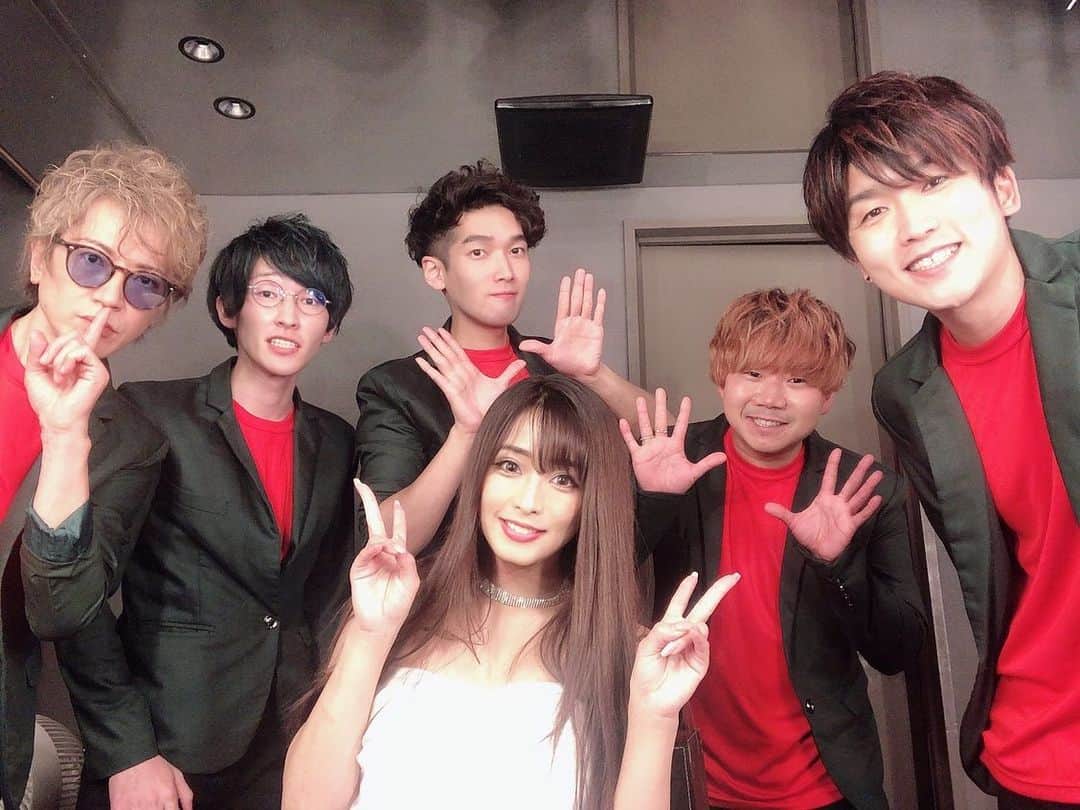 Fujikoのインスタグラム：「シュガーズさんとのコラボステージは、 「歌うたいのバラッド」をアカペラで披露したのと、 Be One Heartをお届けしました💓💓🙉  素敵すぎましたね✨✨🥺  改めて1/17は、シュガーズさん主催のイベントに出演いたします！ 是非チェックしてください☘️  続いて2/28 2マンライブBERONICAが決まりました👸🏻💖  どちらも最高のライブにします✨✨  是非アカペラグループにまじったFujikoを見に来てください✨✨  #Fujiko#シュガーズ#初2マン#アーティスト#歌手#singer」