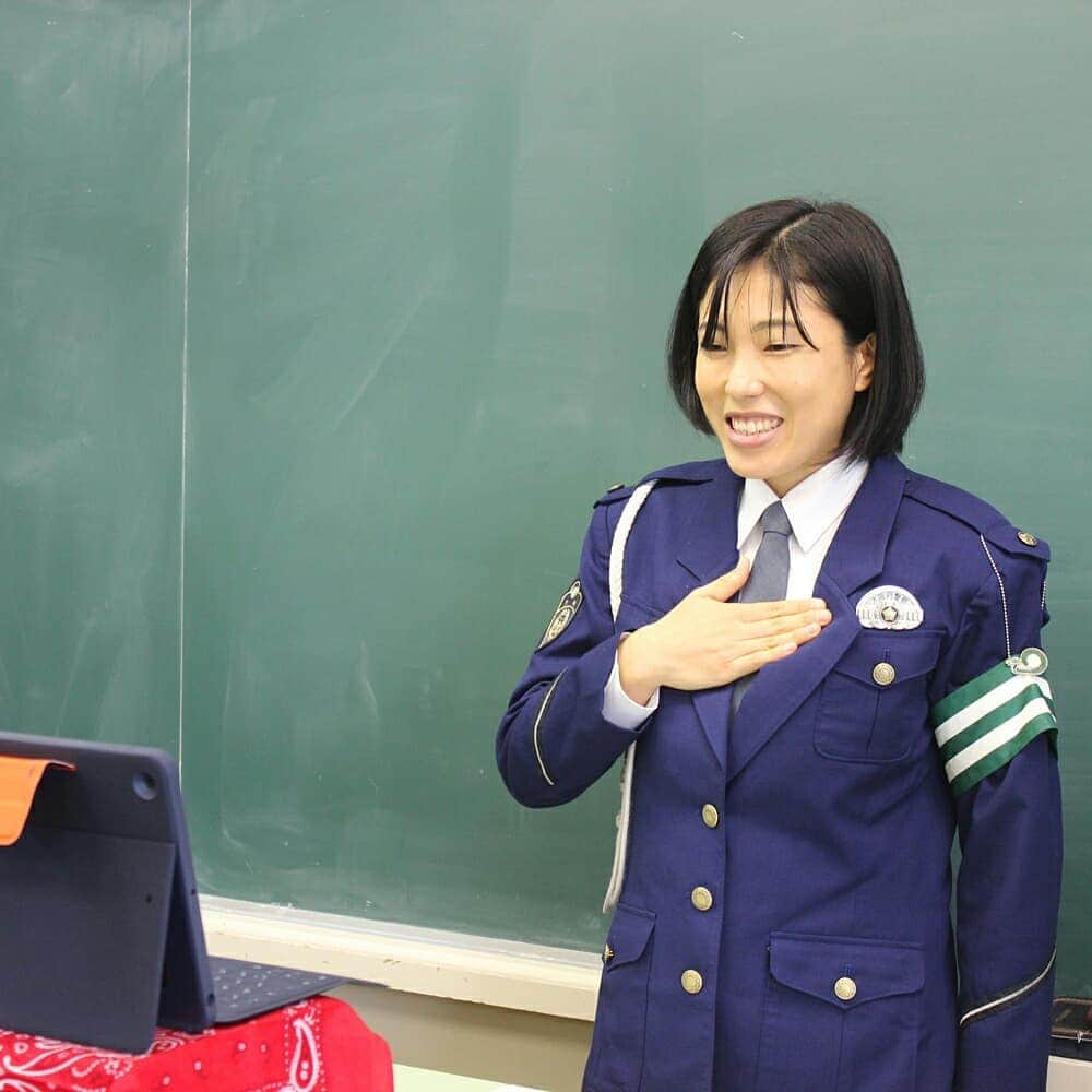 大阪府警察さんのインスタグラム写真 - (大阪府警察Instagram)「【リモートによる交通安全教室】 令和2年11月17日(火)、豊中南警察署管内の小学校において、豊中市内で初めてリモートによる交通安全教室を実施しました。 低学年は歩行者、高学年は自転車の交通ルールについて、クイズ形式により楽しく勉強しました。  #大阪府警察公式 #大阪府警察 #豊中南警察署 #府警 #リモート教室 #リモート #交通安全教室 #交通ルール」12月14日 16時38分 - fukei_koho