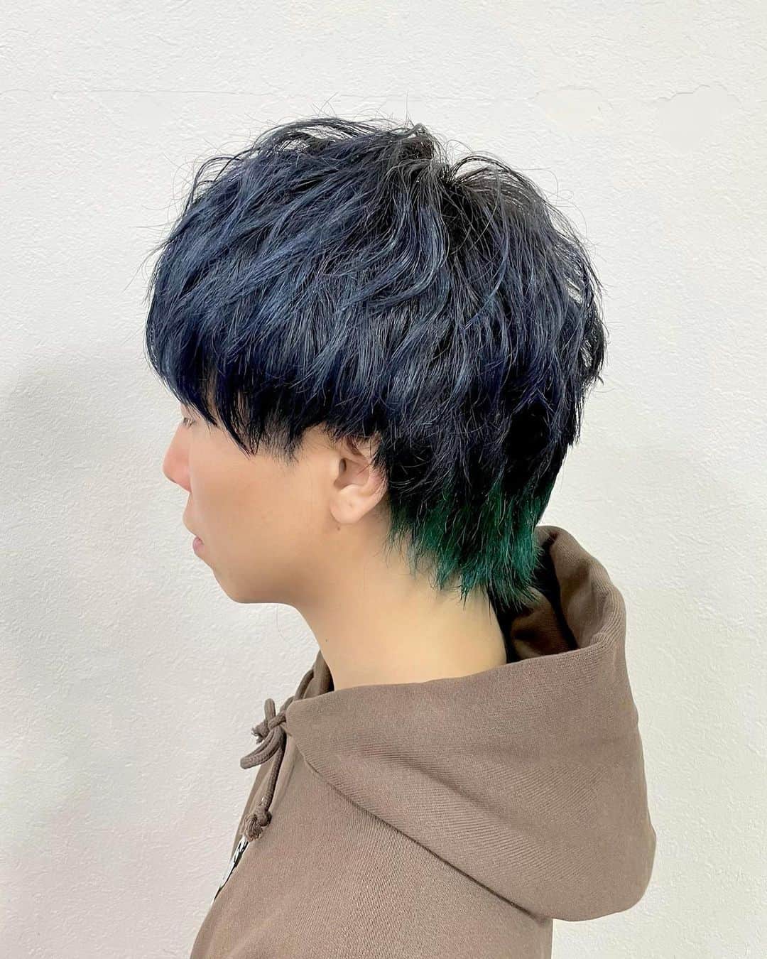 salon PRATiNO(サロンプラチノ)のインスタグラム：「. ポイント派手カラー🍀  襟足にビビッドなグリーン トップは深みのあるブルーブラックで引き締めた おしゃれメンズスタイル👌🏾👌🏾  【CLAVIS PRATINO】 ◇月曜日～土曜日 10:00～20:00 ◇日曜日 10:00～18:00  ※定休日なし ※時間外はお問い合わせください。 愛知県名古屋市中区錦3-4-19石垣ビル７Ｆ ☎︎052-962-7017  【PRATINO SNS・お店情報】  Instagram  メインアカウント→ clavis_pratino サブアカウント→ pratino_2nd YouTube → https://www.youtube.com/channel/UC29An_f8mXliizce-Y6AUsA  LINE@→ ＠clavis-pratino HP→ http://clavis-pratino.com CLAVIS公式アプリ→ アプリ検索「CLAVIS 公式アプリ」  #hairstyle #hair #cornrow #braids #clavispratino #spiralperm #pratino #hairsalon #nagoya #haircolor #love #派手髪 #外国人風カラー #バレイヤージュ #グラデーション #コーンロウ #ブレイズ #スパイラルパーマ#ピラミンゴカラー  #特殊ヘア #ブラックヘア #美容室 #ヘアサロン #ヘアスタイル #ヘアカラー #クラビスプラチノ #名古屋 #栄 #錦」