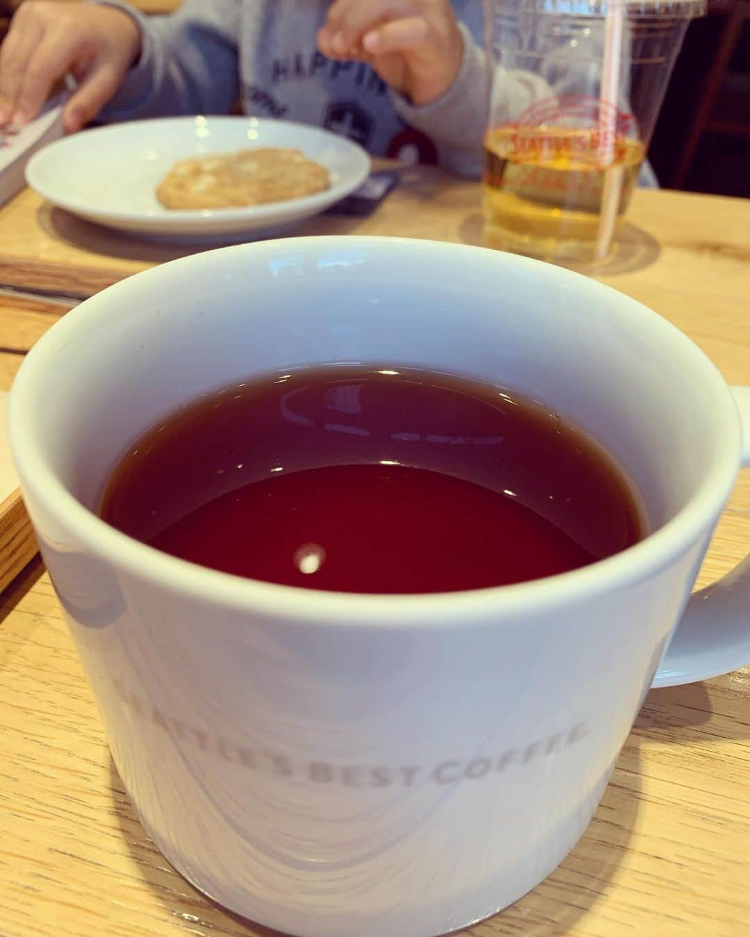 中澤裕子さんのインスタグラム写真 - (中澤裕子Instagram)「☕️☕️  息子と暖かい場所で 娘の塾の終わり待ち。  いつのまにか騒ぐ事なく 持参した大好きな本を 読みながら待てるようになって☺️  子どもと一緒にお茶する日が こんなにも早く来るなんて 嬉しいけど切ない。  #幸せな時間 #ざんねんないきもの事典  #外は震えるくらい寒い」12月14日 16時39分 - yuko_nakazawa_