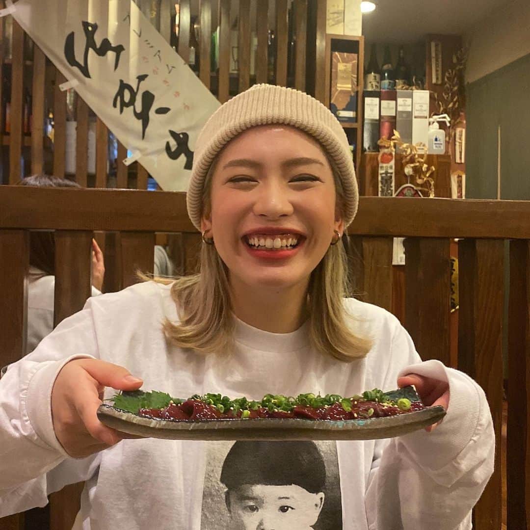 acaneのインスタグラム：「・ 焼肉がだいすきっていうお話し🌈🌈🌈  みんなの好きな食べ物はなんですか？？  #レバーとタンしか勝たん」