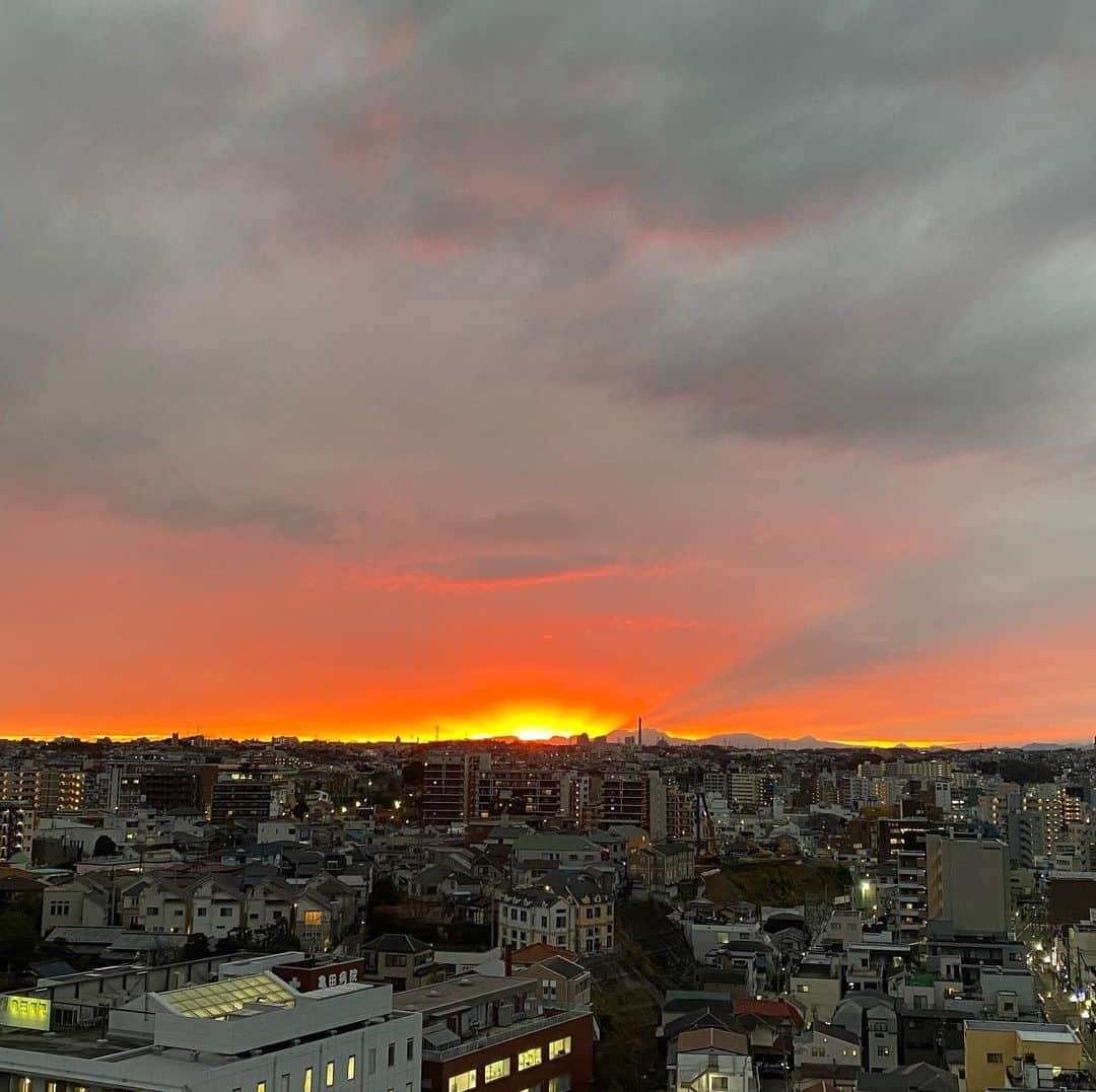 鶴見辰吾のインスタグラム：「今日の夕焼けは、見たことのない表情だった。 穏やかな気持ちで、こんなの見れて幸せだと思う。」