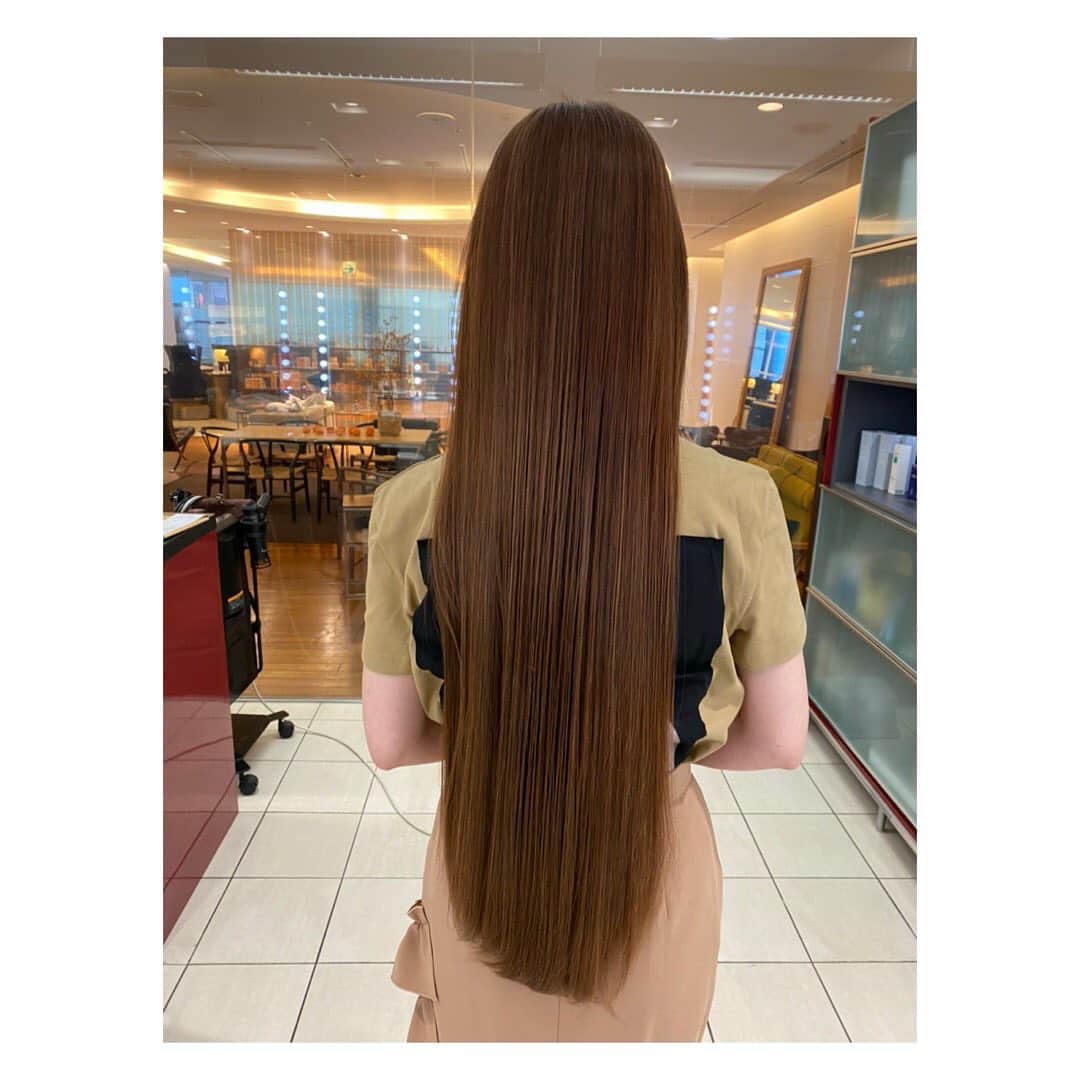 のインスタグラム：「髪を芯から強く、しなやかに美しく。 大人女性のヘアケアを。  トータルビューティーサロン タアコバ銀座店ではヘアカラーリストがこの先もずっとヘアデザインしやすい髪へ導きます。 まとまり、潤い、ボリュームのすべてが整ったヘアへ。  #taacoba #タアコバ #トータルビューティーサロン #ヘアトリートメント #ヘアカラー #タアコバ銀座店 #へアカラーリスト #艶髪 #銀座美容室 #銀座 #ginza #coreme #コアミー #シャンプー #トリートメント #ヘアケア #hairtreatment #髪質改善 #おしゃれヘア　#ネイル #nails #アロマ #ビューティーサロン」