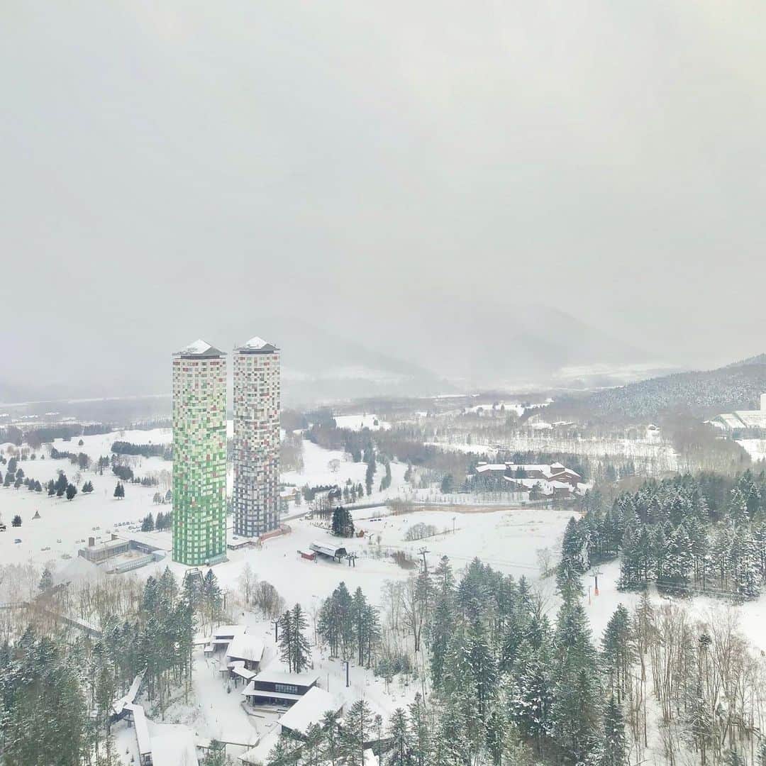 星野リゾート　トマムのインスタグラム：「Today’s Hoshino Resorts TOMAMU   一日中深々と雪が降り続いた星野リゾート　トマム。 雪質はパウダースノー。明日の朝が楽しみです。  #HoshinoResorts #星野リゾート #tomamu #hoshinoresortstomamu #星野リゾートトマム #トマム #risonaretomamu #リゾナーレトマム #risonare #リゾナーレ #北海道旅行 #星野集團 #Hokkaidotrip」