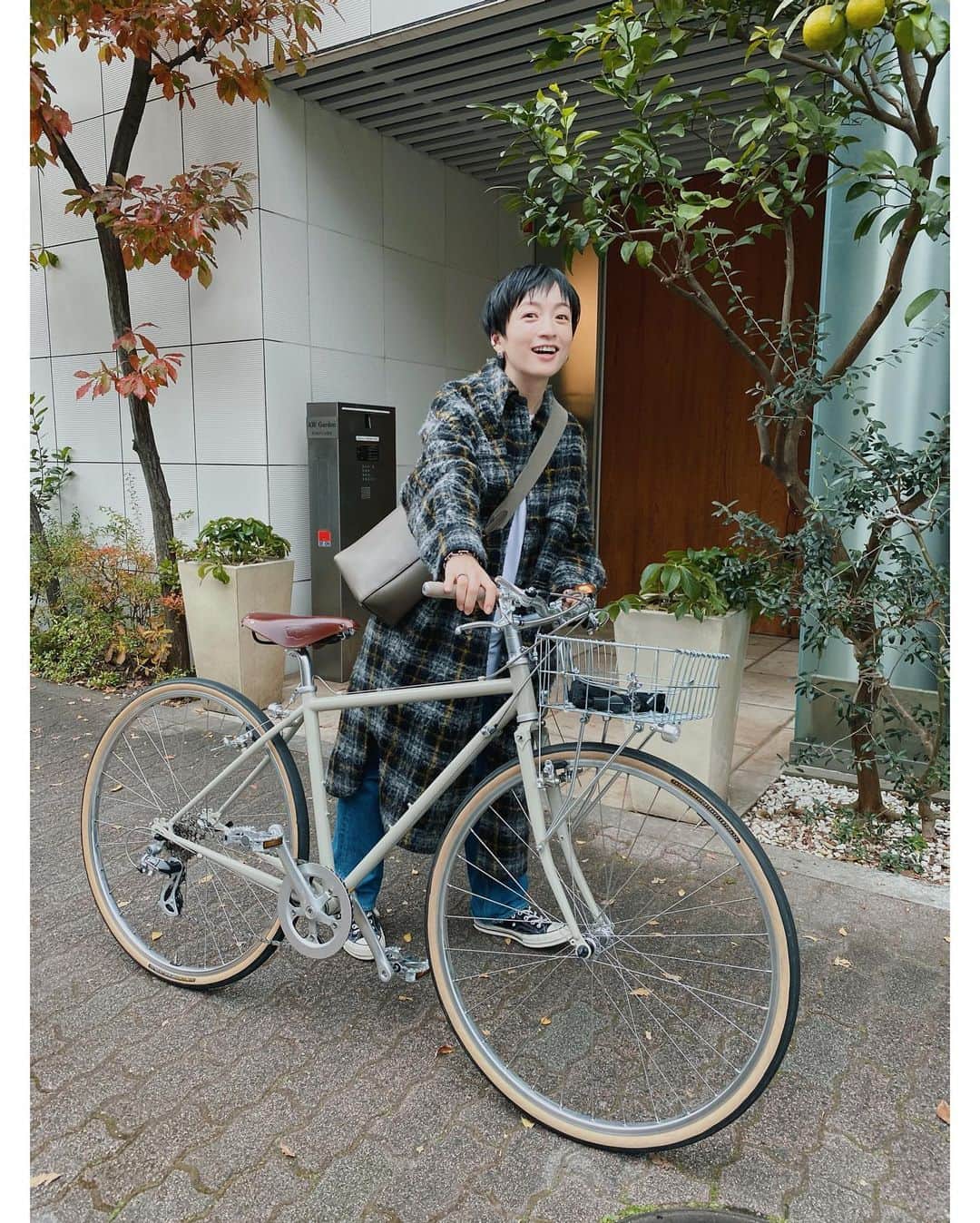 高山都さんのインスタグラム写真 - (高山都Instagram)「去年もたくさん着たお気に入りのチェックのコートで自転車に乗ってスタジオへ。 往復50分は良い運動になりました。 寒いけど風きって走るのが気持ちいい。 #都ふく  coat @isabelmarant  bag @celine  denim @auralee_tokyo  T shirt @aton_tokyo  cardigan @meyame_official」12月14日 16時50分 - miyare38