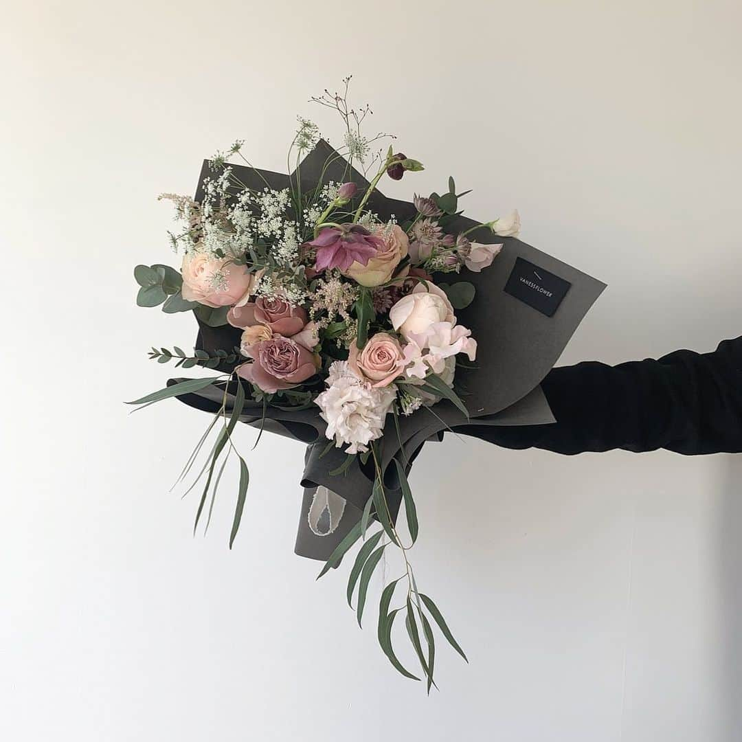 플로리스트 이주연 florist Lee Ju Yeonさんのインスタグラム写真 - (플로리스트 이주연 florist Lee Ju YeonInstagram)「. . 명훈이의 시크한 꽃다발 🖤 @thinghoon_00 오랜만인데도 잘했엉 👍🏻 . #바네스꽃다발 #빈티지꽃다발 . 订花 WeChat ID vaness_flower 페이팔 결제 가능  클래스상시모집 당일꽃주문가능 . #수업문의 #주문예약 #lesson #Order  Katalk ID vaness52 WeChat ID vaness_flower E-mail vanessflower@naver.com . 서초구 양재천로 123 5층 📞02-545-6813 . #vanessflower #florist #flowershop #handtied #flowerlesson #花束 #바네스플라워 #플로리스트 #꽃다발 #부케 #플로리스트학원 #플라워레슨 #양재동꽃집 #양재역꽃집 #꽃다발주문 #꽃수업 #꽃주문  #대관 #공간대여 #스튜디오대관 #자연광스튜디오 #자연광스튜디오대관 #스튜디오」12月14日 16時52分 - vanessflower