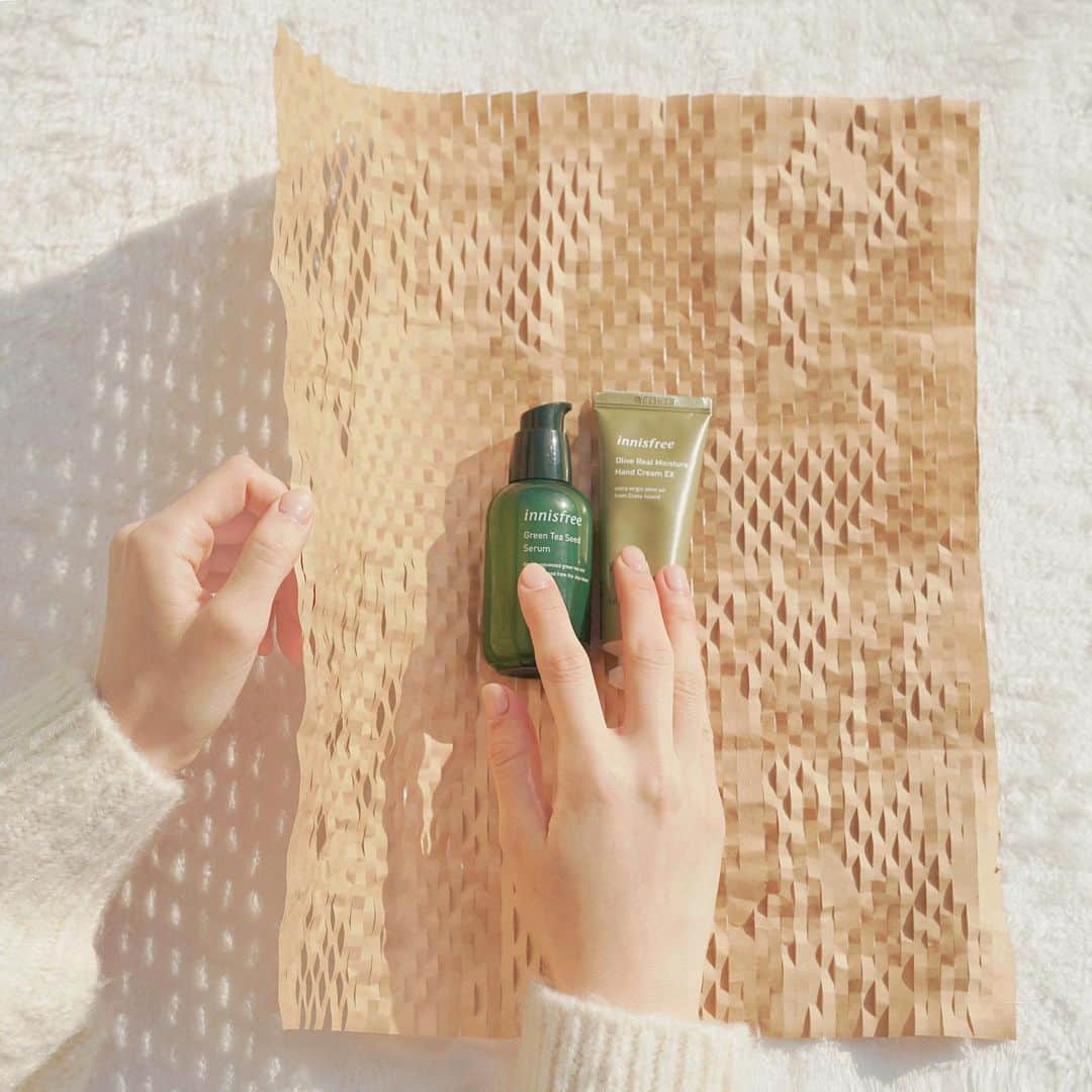 innisfree official (이니스프리) さんのインスタグラム写真 - (innisfree official (이니스프리) Instagram)「선물로 마음을 전하는 연말! 이번엔 친환경 포장 도전, 어때요?😉  남은 종이 완충재나 습지를 이용해 소중한 선물도, 지구도 지켜봐요!💚  Why not try out this eco-friendly tip when wrapping your year-end gifts?😉  By using stuffing paper or  any leftover filler sheets, safely protect your gifts and our precious Earth as well!💚」12月14日 17時02分 - innisfreeofficial
