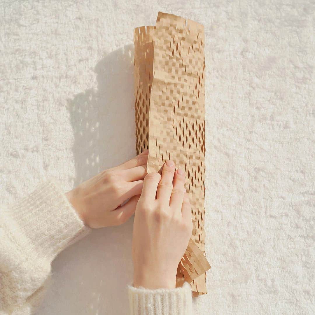 innisfree official (이니스프리) さんのインスタグラム写真 - (innisfree official (이니스프리) Instagram)「선물로 마음을 전하는 연말! 이번엔 친환경 포장 도전, 어때요?😉  남은 종이 완충재나 습지를 이용해 소중한 선물도, 지구도 지켜봐요!💚  Why not try out this eco-friendly tip when wrapping your year-end gifts?😉  By using stuffing paper or  any leftover filler sheets, safely protect your gifts and our precious Earth as well!💚」12月14日 17時02分 - innisfreeofficial