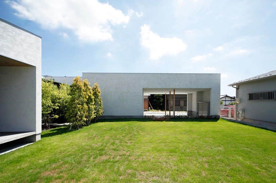 kisetsuさんのインスタグラム写真 - (kisetsuInstagram)「■OPEN　HOUSE■ 2021/1/9(土）・1/10（日） 「景色を一望」高台に建つ平屋のガレージハウス . ■時　間　：10：00～17：00 ■会　場　：岐阜県多治見市 ■予約制とさせていただきます。 ご希望日時をHPから、またはお電話【℡：0568-29-6644】より、ご連絡ください。  .＊＊＊＊＊＊＊＊＊＊＊＊ .☞ more… @kisetsu6644 . ＊＊＊＊＊＊＊＊＊＊＊＊  . 威張りすぎる事なくしっかりと主張した外観デザインと、リゾートの開放感を感じる居心地のいいリビング。  モダンで開放感ある平屋をぜひこの機会にご体感ください。  「夢」や「こだわり」を形にするお手伝いをさせていただきたい。 そんな思いで家づくりを追求し続けてるのが私たちkisetsuです。  #kisetsu　#モダン住宅　#ガレージ　#平屋　#中庭　#ガレージハウス　#家づくり　#こだわりの家　 #自然素材  #木の家  #デザイン住宅 #リゾート　 #モダンな家　#庭　#収納　 #コの字の平屋　　#植栽　#新築戸建て  #新築注文住宅　#注文住宅愛知  #住宅設計　#名古屋注文住宅  #自由設計の家  #おしゃれな家　#素敵な家  #マイホーム　#無垢材　#注文住宅」12月14日 16時57分 - kisetsu6644
