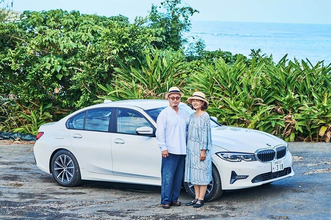 のインスタグラム：「ニューBMW 318iでめぐる、沖縄の歴史と食文化をひも解く旅をレポート。  琉球王朝時代から続く伝統と、いまを生きる新しい感性が混在し、独自のカルチャーが育まれている沖縄。酵母パンの店「宗像堂」の宗像さん夫妻は、この地と向き合い真摯なものづくりを続けてきました。 そんなお2人がニューBMW 318iでめぐった、沖縄らしい爽快なドライブ旅の様子をご覧ください。  詳細は、BMWの情報サイト「BMW.com Japan」よりご覧いただけます。  @munakatado #宗像堂 #沖縄 #WithBMW #THE3 #BMW #BMWJapan #駆けぬける歓び」