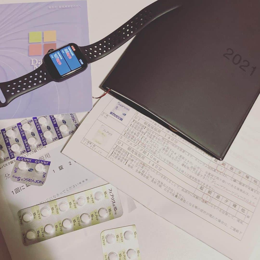 ごあきうえのインスタグラム：「先日の痛風の発作がおさまったので、痛風治療と高血圧の改善の為に掛かりつけのお医者さんの医院へと練馬まで。  尿酸値を下げる薬💊と、血圧を下げる薬💊を頂きました。 今、国の保険料負担を下げる為に#ジェネリック薬 を推奨してるのは知ってるけど、今回初めての症状に対しての薬なので お断りして先発薬を頂きました。 血圧を下げる #ノルバスク はグレープフルーツを食べてから直ぐ飲んではいけないんだって。 困ったなぁ。😱 毎朝、これと 尿酸値を下げる #フェブリク錠 を飲む様にと。 血圧も朝晩計り、#血圧帳 に記して次の診察日に持参。  しっかりしなきゃ、自分の命の為だもの。 こんな事書くとあれだけど、やりたい事だけやって生きたからと あまり自分が長生きしたいとか拘りがなかったはずだったのに… 今オレさ、やり甲斐を感じてはいるけど、 ここ数年オレじゃない様な、他人の人生を演じてる様な違和感が拭えなくて 本当にやりたい事出来てないからか、生きる事への欲が深まった。  #薬  #💊」