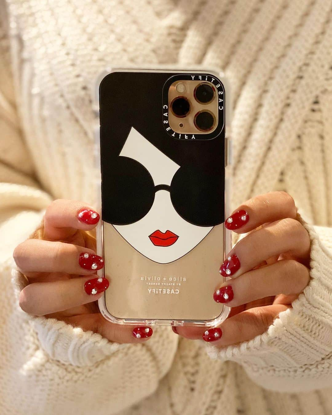 まゆまゆさんのインスタグラム写真 - (まゆまゆInstagram)「. 新しいiPhoneケースは、一目惚れした alice + olivia x CASETiFY❤️📲 コラボiPhoneケース📱 ストーリー載せたら大反響だった🥺 お揃いしよ〜🥰❤️👭 @CASETiFY_jp  @aliceandolivia  #iPhoneケース#コラボ#aliceandolivia  #アリスアンドオリビア #iPhoneケース #AOxCASETiFY #CASETiFY#ケースティファイ #iPhone#iPhoneカバー#iphone11pro」12月14日 17時10分 - 7mayu2mayu