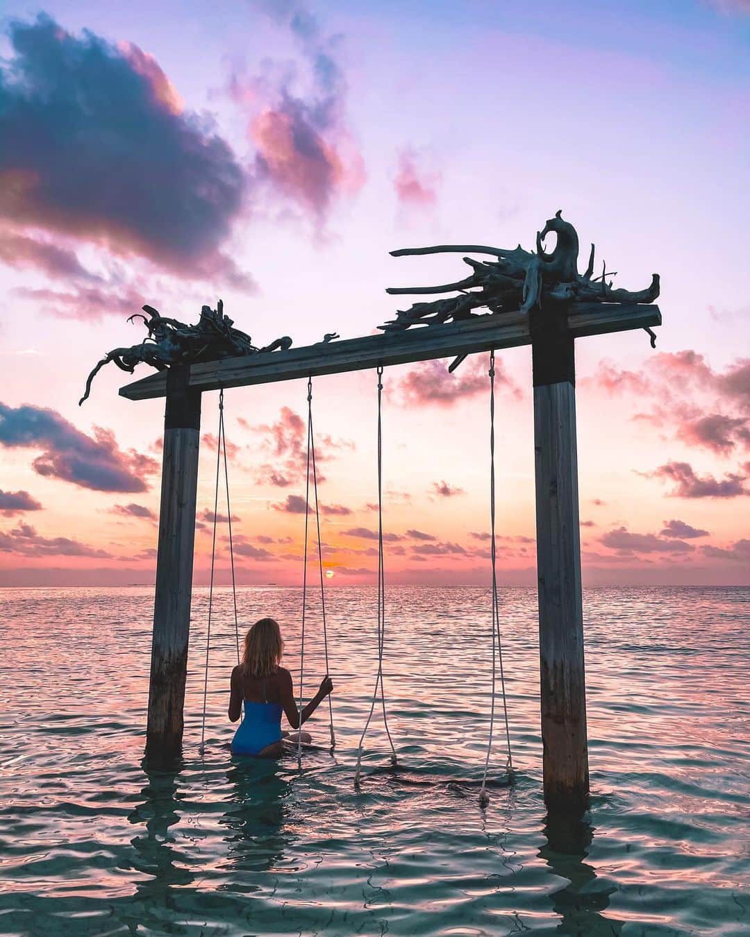 Zanna Van Dijkさんのインスタグラム写真 - (Zanna Van DijkInstagram)「Golden hour providing the goods 🤩✨ #maldivesunset #sunsetlover #sunsetsky #staywildswim」12月14日 17時11分 - zannavandijk