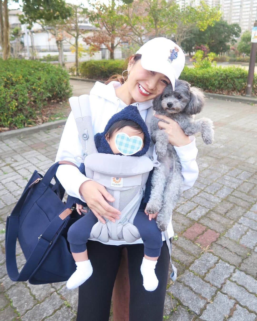 Mai Wakimizuのインスタグラム：「オフィスに行く時はこんな感じ♡鞄にカプリに両手大忙し。笑 新しくゲットしたママbagはRosy Monsterのもの＼(^o^)／息子が生まれてからもう3つ目。発売される度に可愛さがレベルアップしてるから毎回欲しくなって困ってます。笑 刺繍はいつも息子の名前♡明日から本格的に寒くなるみたいです！ついにコートの出番だ♡ #rosymonster#愛犬カプリ#生後4ヶ月#男の子ベビー#男の子ママ」