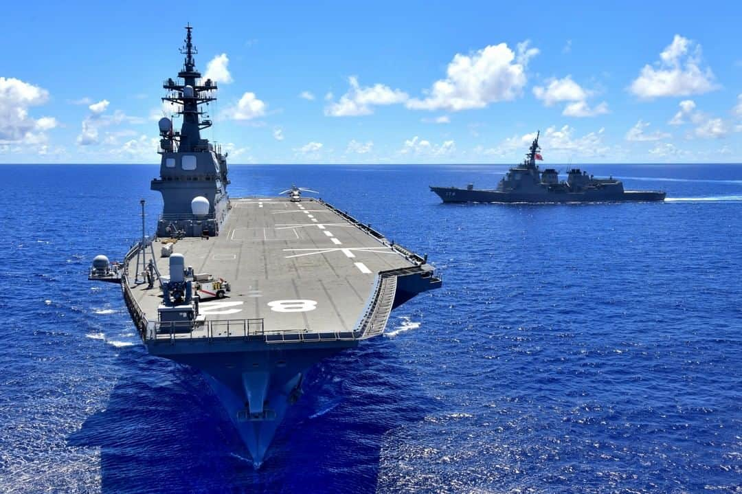 海上自衛隊さんのインスタグラム写真 - (海上自衛隊Instagram)「【海自Awesome pics2020】 2020年に撮影された、素晴らしい写真で今年を振り返りましょう。  本日、お届けするのは、護衛艦「いせ」と「あしがら」です。  #海上自衛隊  #君に見せたい景色  #海自Awesomepics2020  #写真が好きな人と繋がりたい  #透明  #ディープブルー  #青い空と雲  #めっちゃ青  #海面キラキラ」12月14日 17時05分 - jmsdf_pr